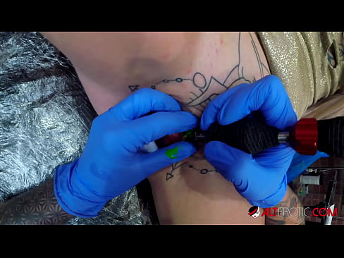 ❤️ Ekstrèmman tatoue hottie Sully Savage te fè yon tatoo sou klitoris li ❤ Porno nan nou % ht.mouthporn.ru% ❌️❤